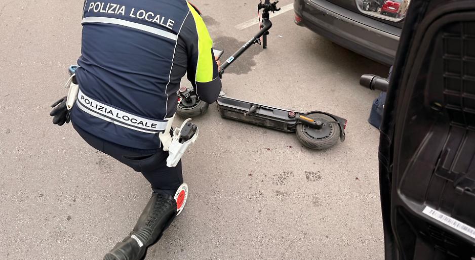 Incidente tra monopattino e moto in via Dante, giovane ferito alla testa
