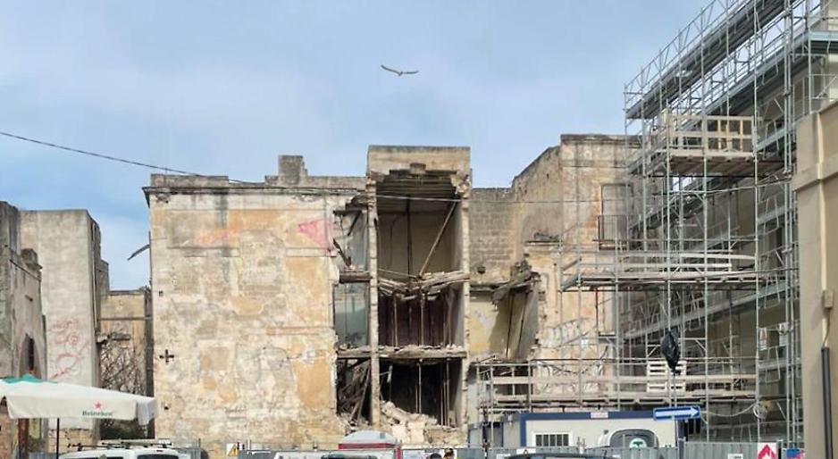 Miracolo in citt&agrave; vecchia: crolla la facciata di un edificio abbandonato in vico Novelune. Gli operai non c'erano