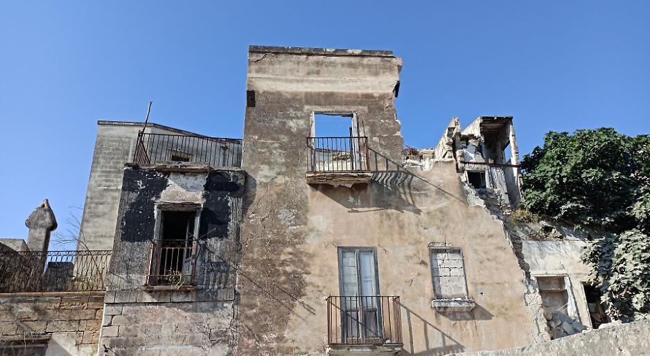 Citt&agrave; vecchia, allarme per la facciata pericolante in vico Casalino