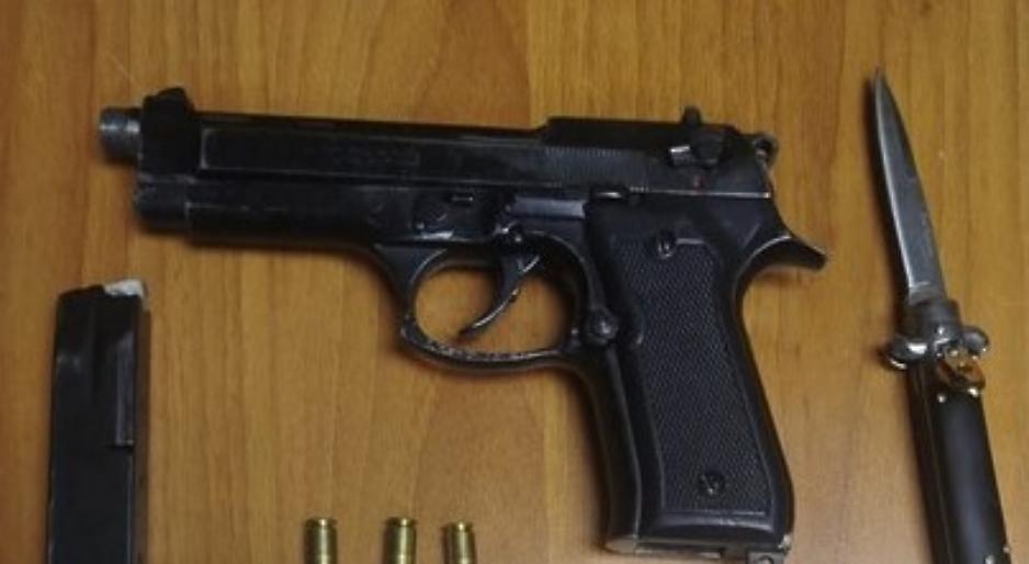 Pistola e coltello recuperati dalla Polizia di Stato