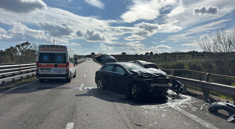Scontro tra due auto sulla statale 7, due feriti