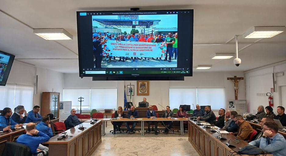 Leonardo, istituzioni e sindacati fanno fronte comune sul futuro dello stabilimento
