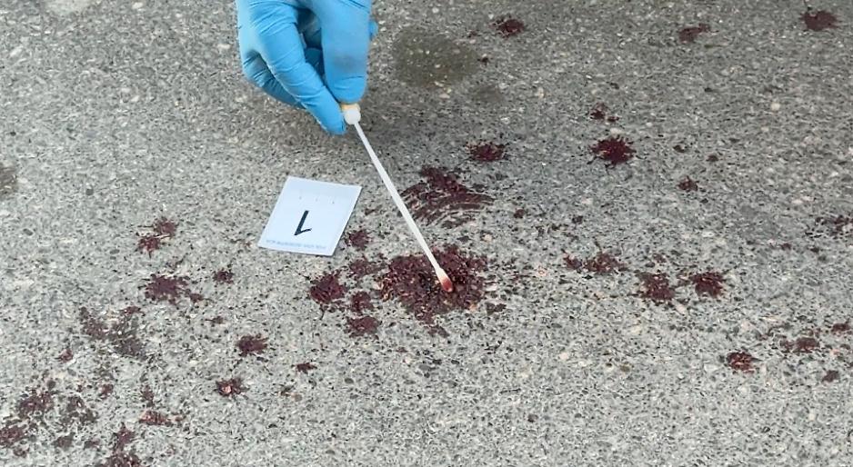 Tracce di sangue all&rsquo;alba tra via Gorizia e via Principe Amedeo - foto di Francesco Manfuso