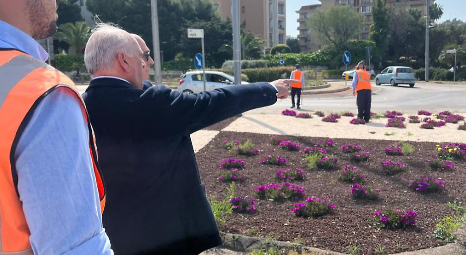 Avvallamento su viale Magna Grecia, corsia chiusa per sicurezza