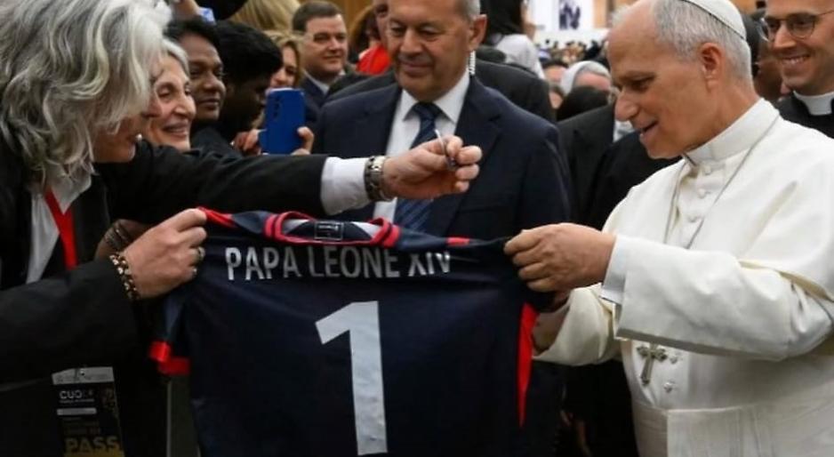 Papa Leone XIV riceve la maglia del Taranto - foto di Vaticannwept