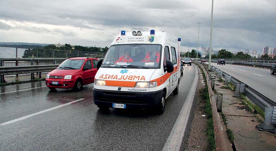 Scontro tra due auto sulla statale 7, due feriti