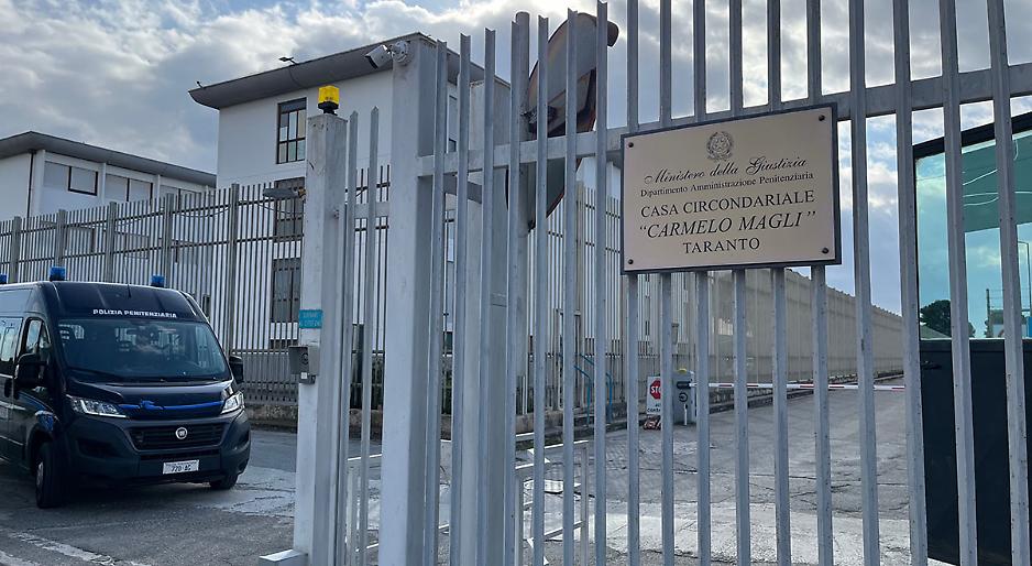 Droga e telefoni in carcere, chiesti 11 arresti. Anche un agente della polizia penitenziaria