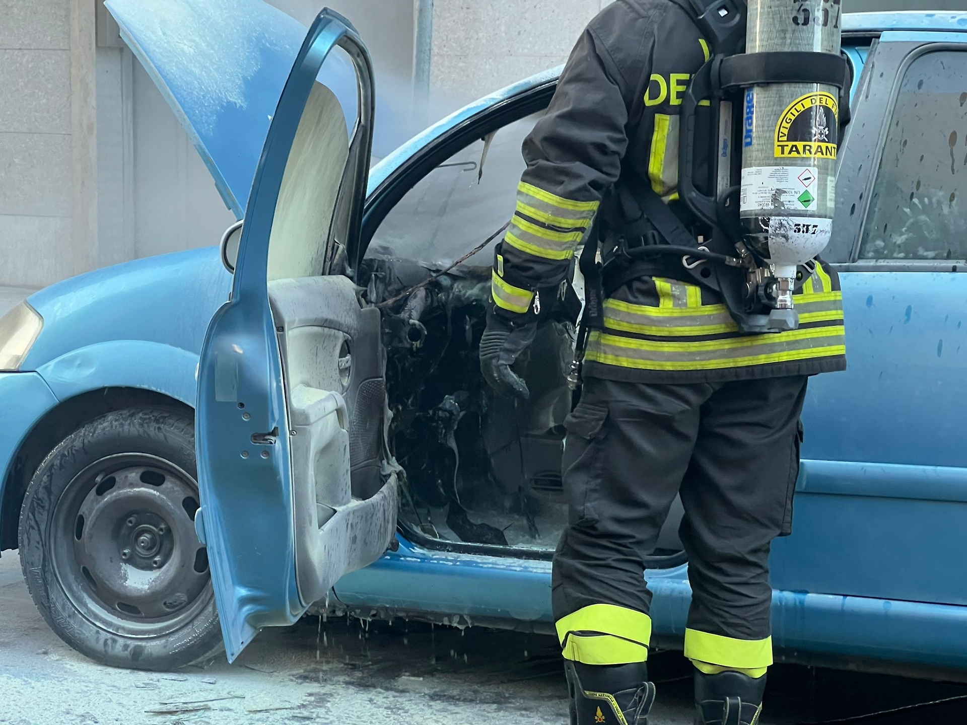 Auto in fiamme in via Bruno a Taranto - foto di Francesco Manfuso