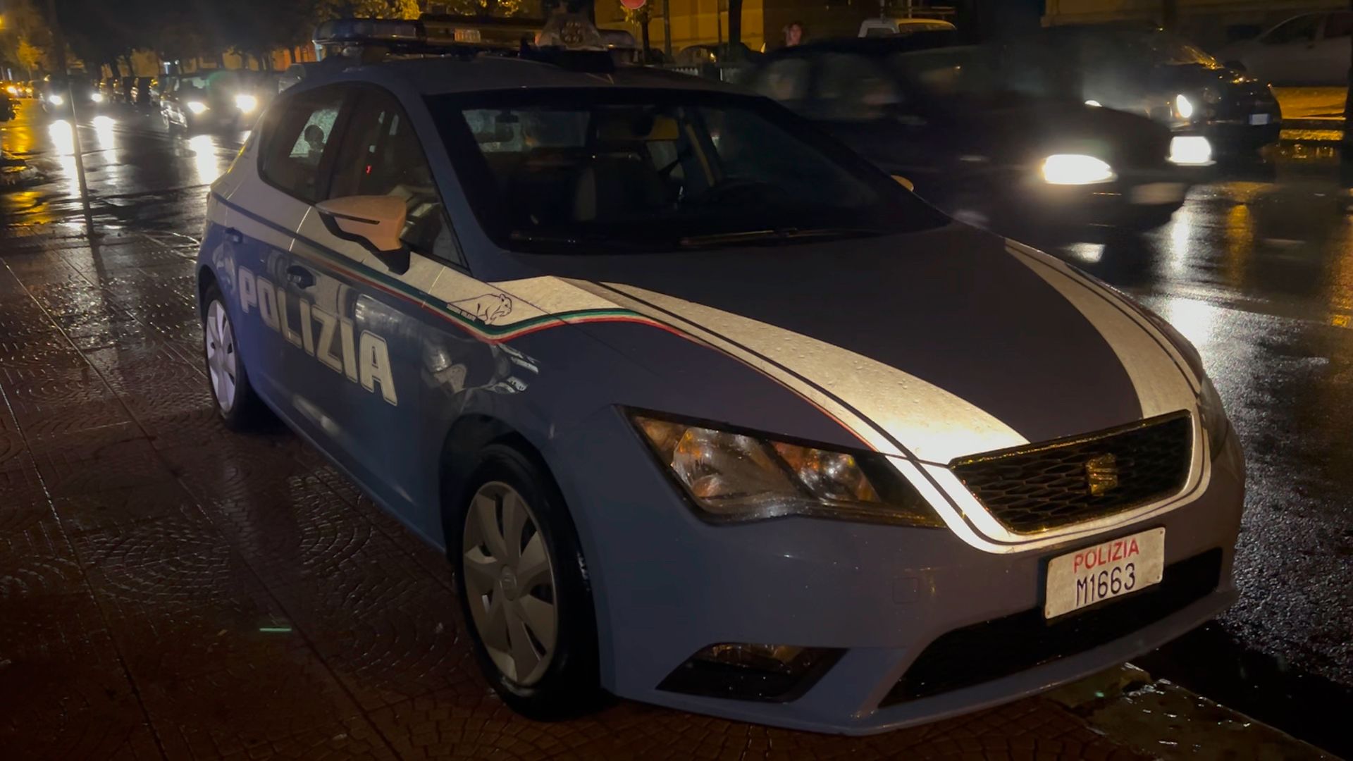 La volante parcheggiata sotto l'appartamento da mettere in sicurezza - foto di Francesco Manfuso