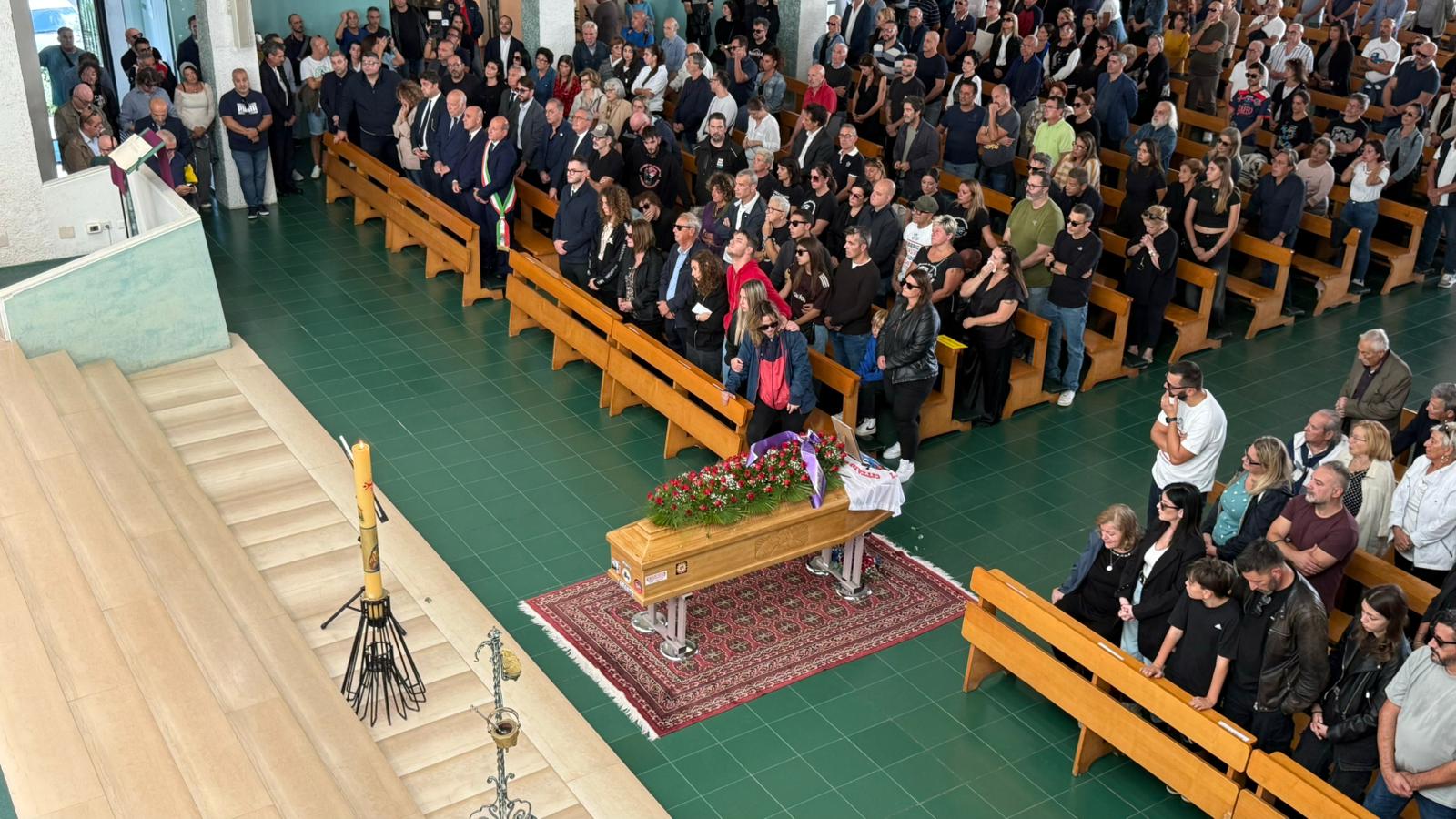 Il rito funebre per Massimo Battista - foto Francesco Manfuso