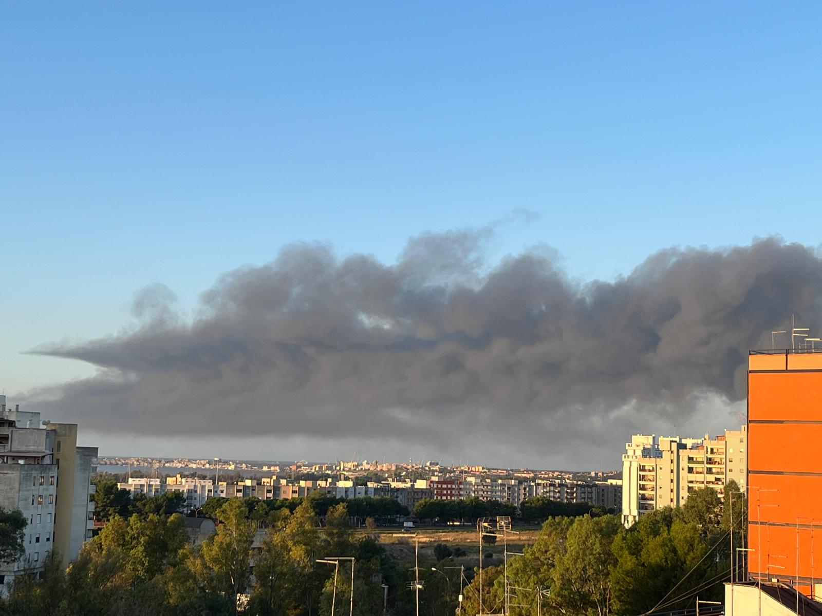 La nube di fumo che ha coperto la città
