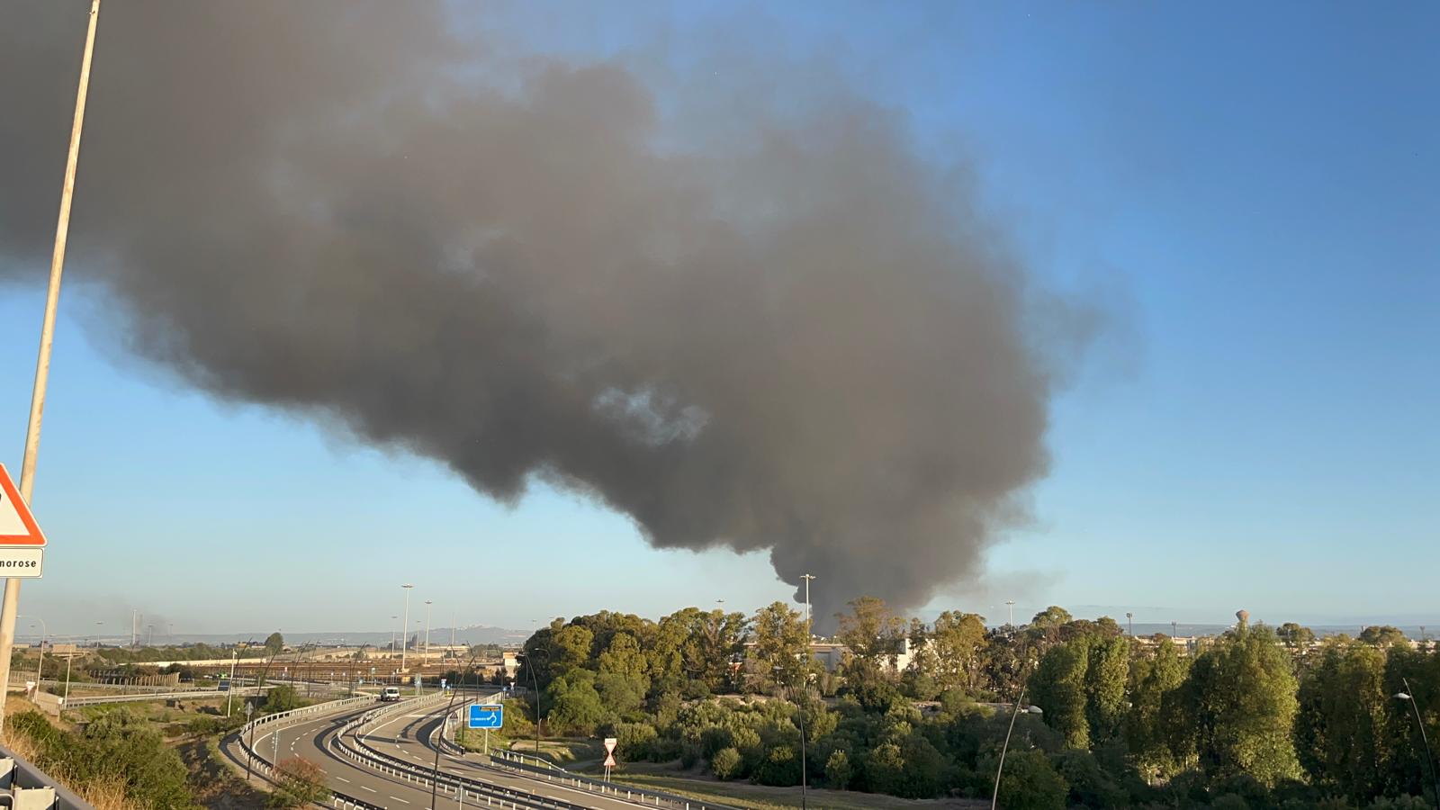 La nube di fumo che ha coperto la città