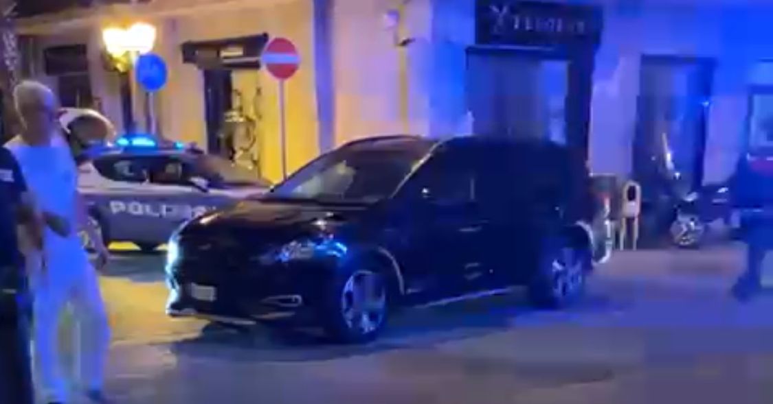 Auto contro un gazebo in via Berardi - foto Francesco Manfuso