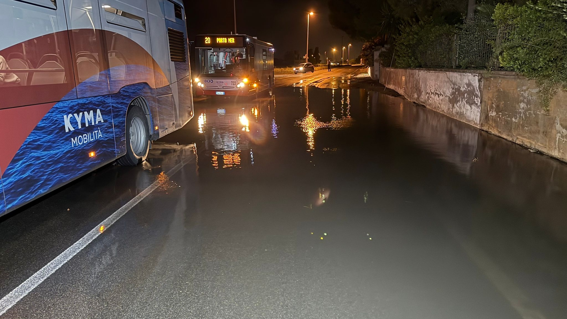 Gli autobus bloccati in via Mediterraneo - foto di Francesco Manfuso