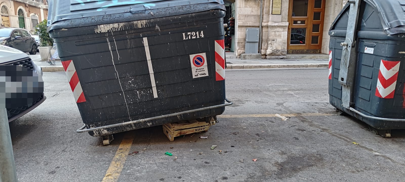 Il "cassonetto che impenna" di via Carulli a Bari