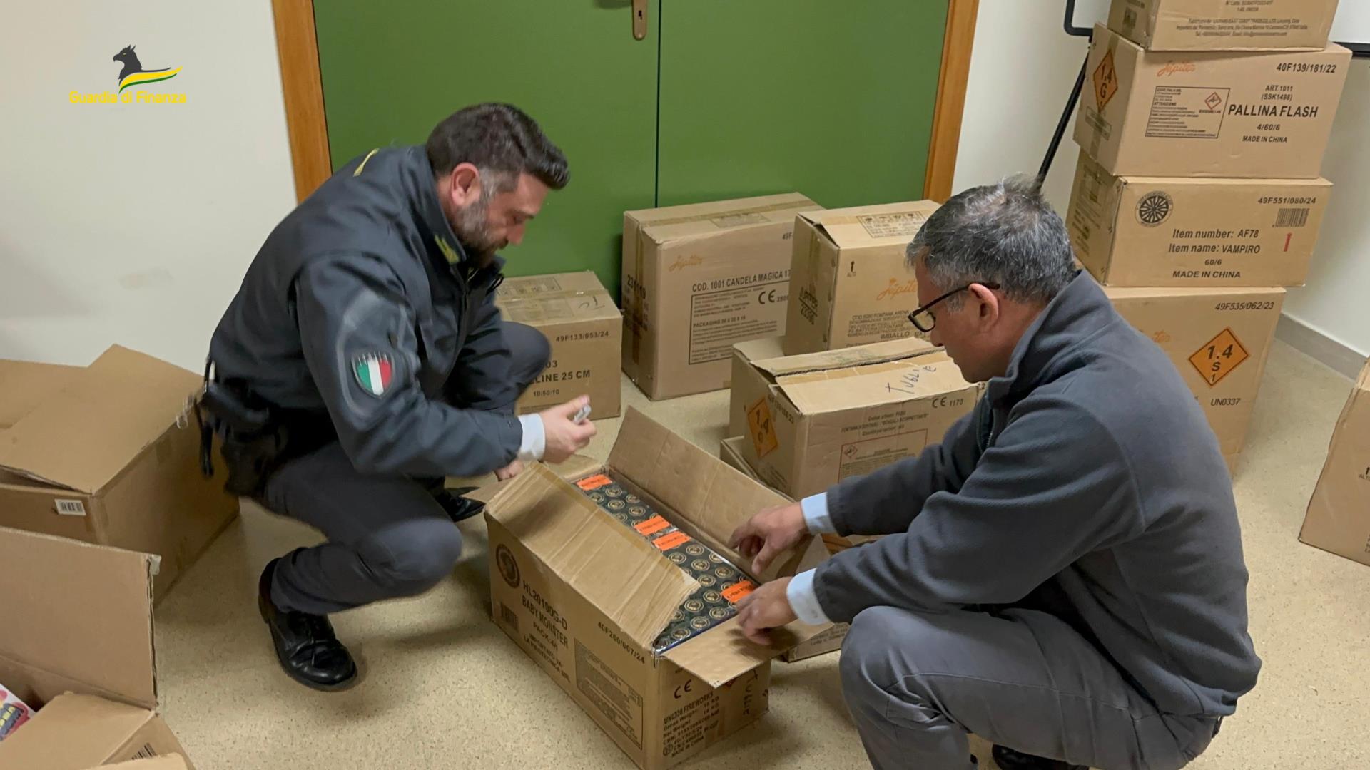 Il materiale sequestrato dalla Guardia di Finanza di Lecce