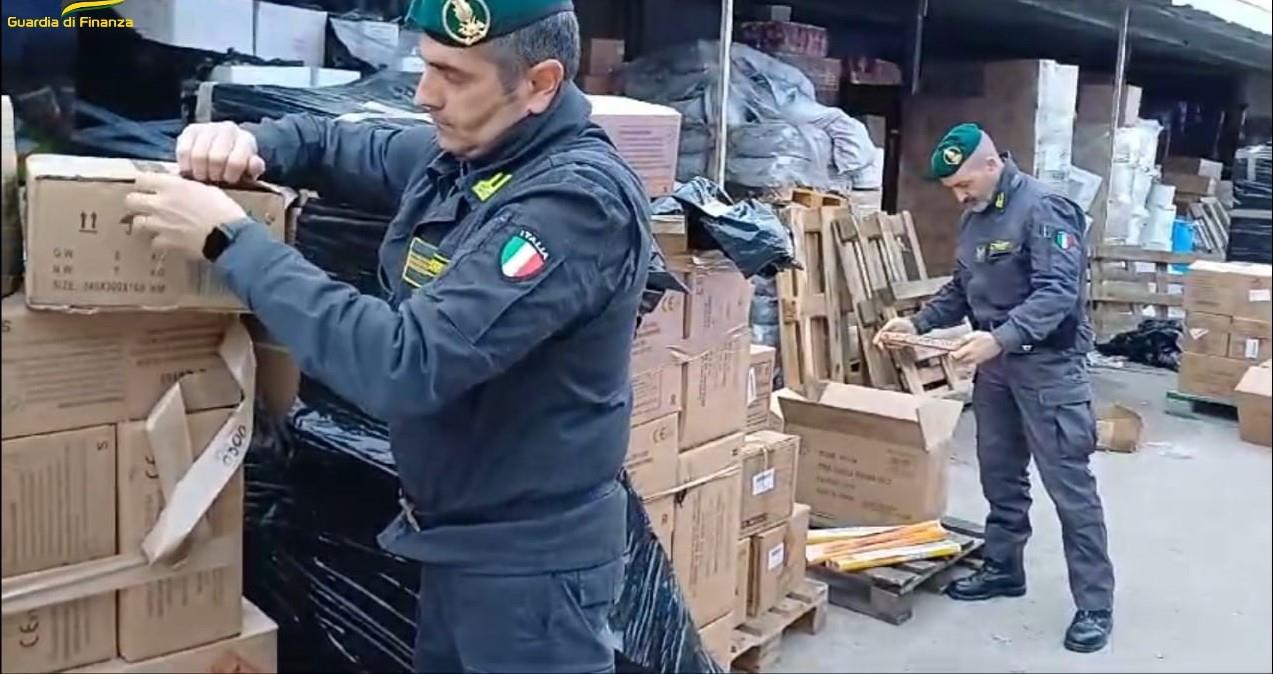 Il sequestro di botti di Natale della Guardia di Finanza di Lecce
