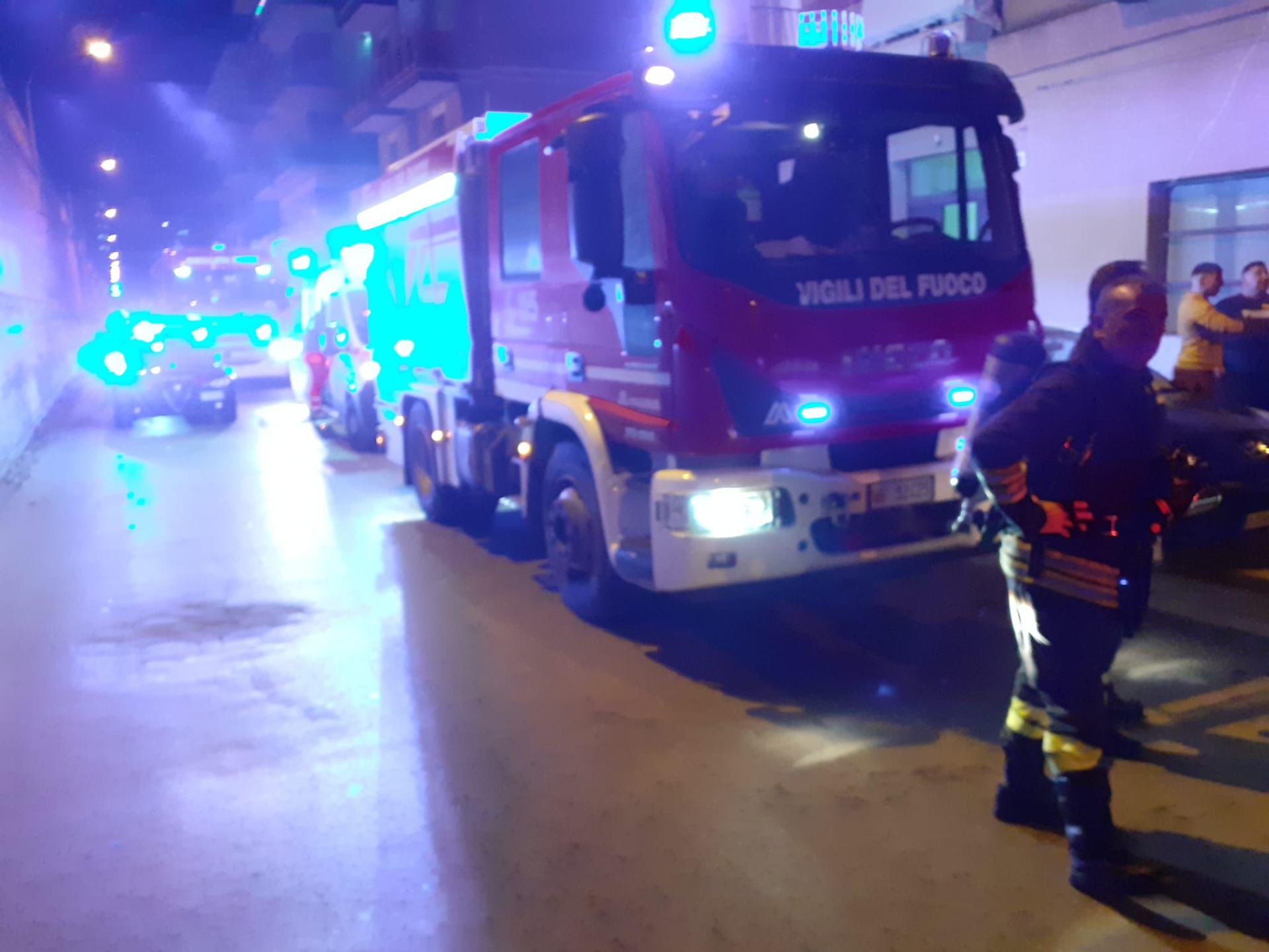 Incendio in uno stabile di via Cigini a Taranto - foto di Francesco Manfuso
