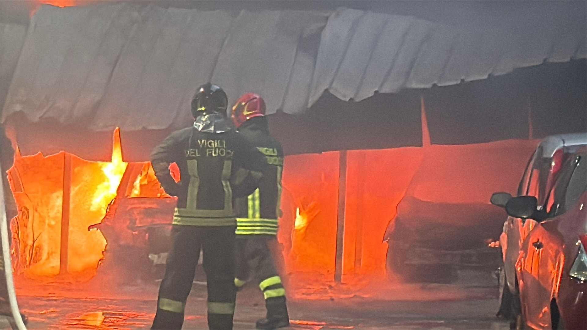 Il rogo in via Sorcinelli a Taranto - foto di Francesco Manfuso