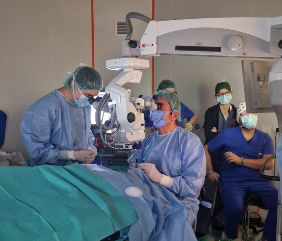 Impiantato al Policlinico di Bari un innovativo dispositivo contro la degenerazione maculare