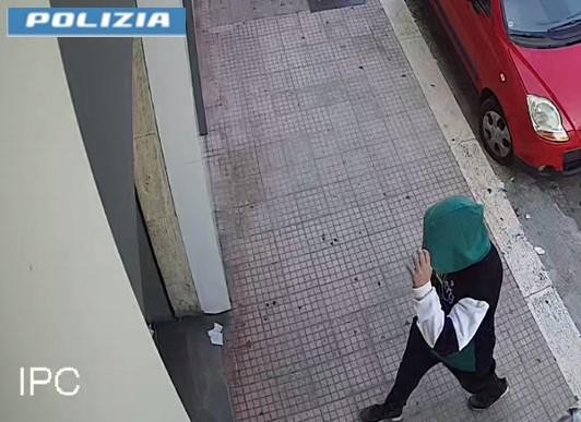 Il rapinatore in azione a Barletta