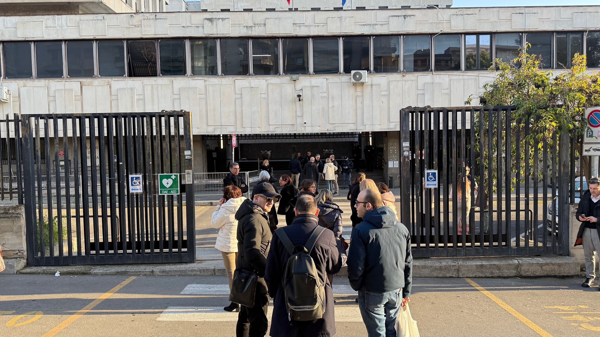 Allarme bomba in tribunale a Taranto - foto di Francesco Manfuso