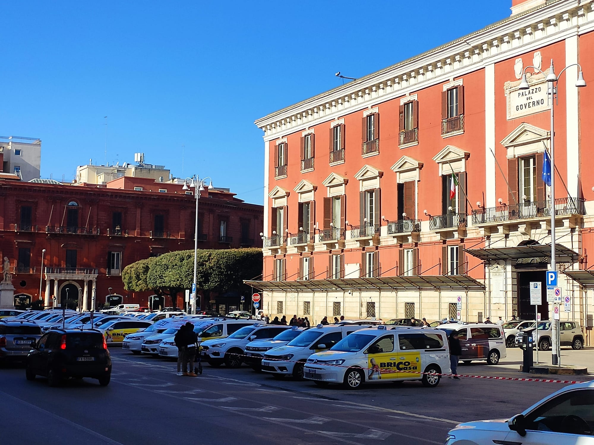 Il sit-in dei tassisti davanti alla Prefettura a Bari