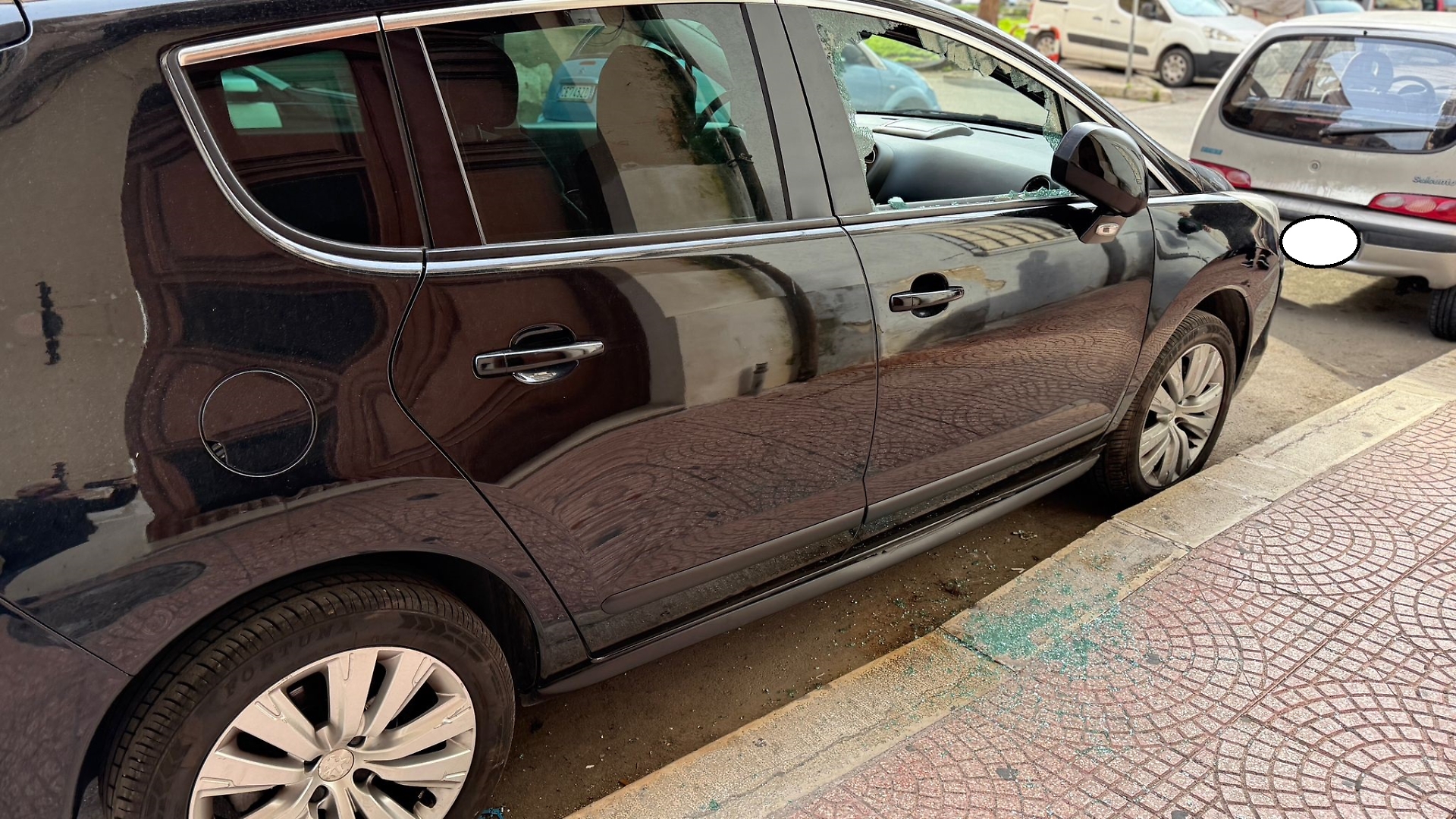 Le auto con i finestrini rotti dai vandali - foto di Francesco Manfuso