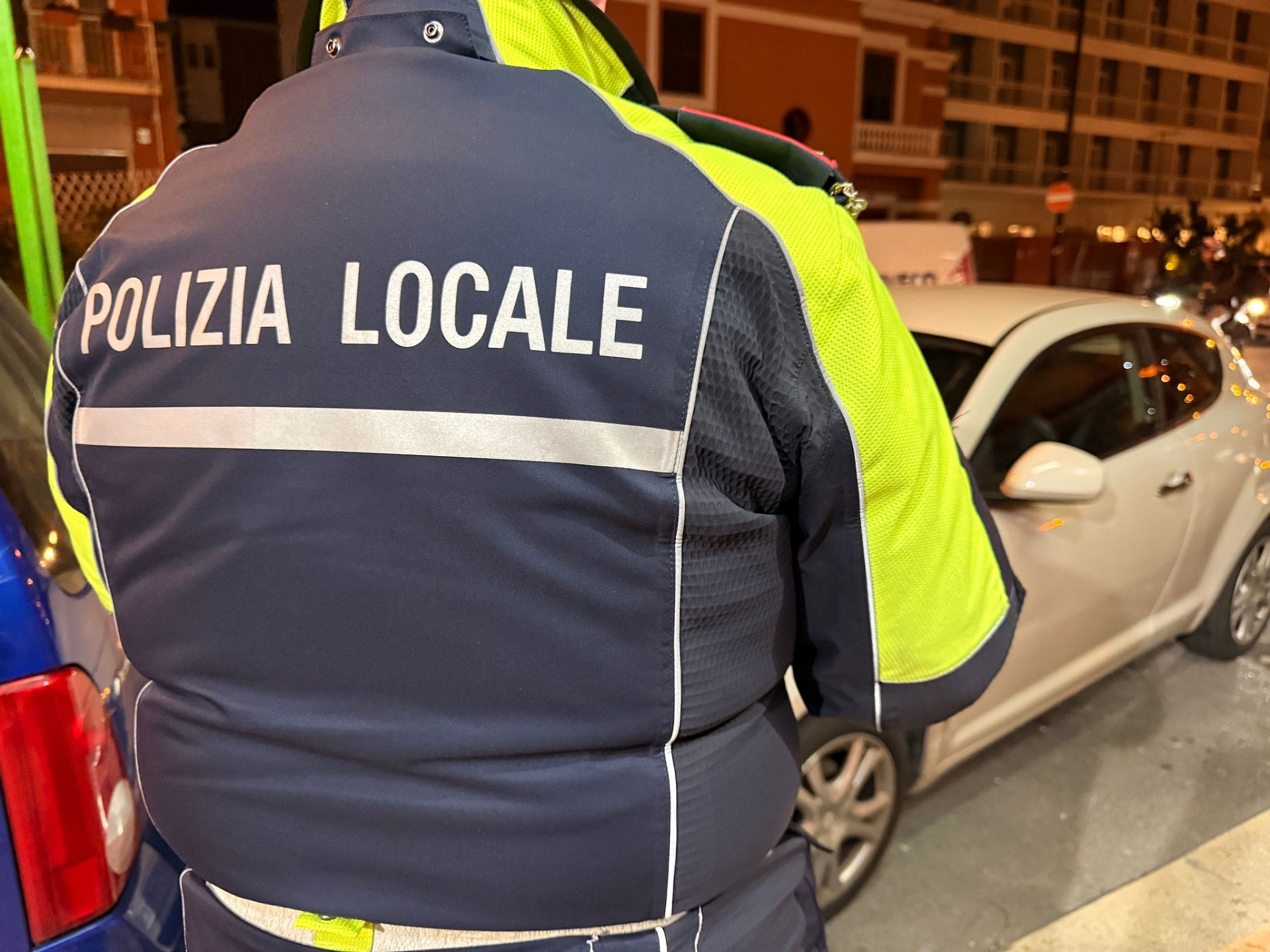 Un agente della Polizia Locale giunto sul posto - foto Francesco Manfuso
