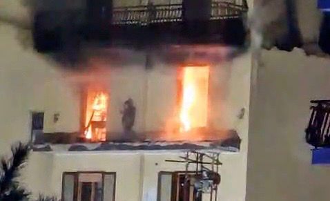 La donna bloccata sul balcone in attesa dei soccorsi - foto Francesco Manfuso