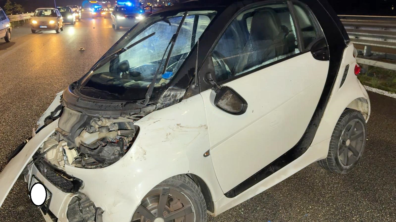  L'auto ferma a centro strada dopo l'incidente - foto di Francesco Manfuso