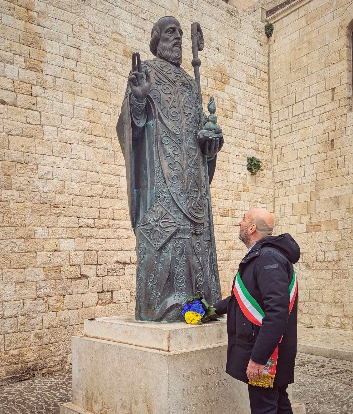 Vito Leccese ha deposto un mazzo di fiori con i colori della bandiera ucraina ai piedi della statua di San Nicola