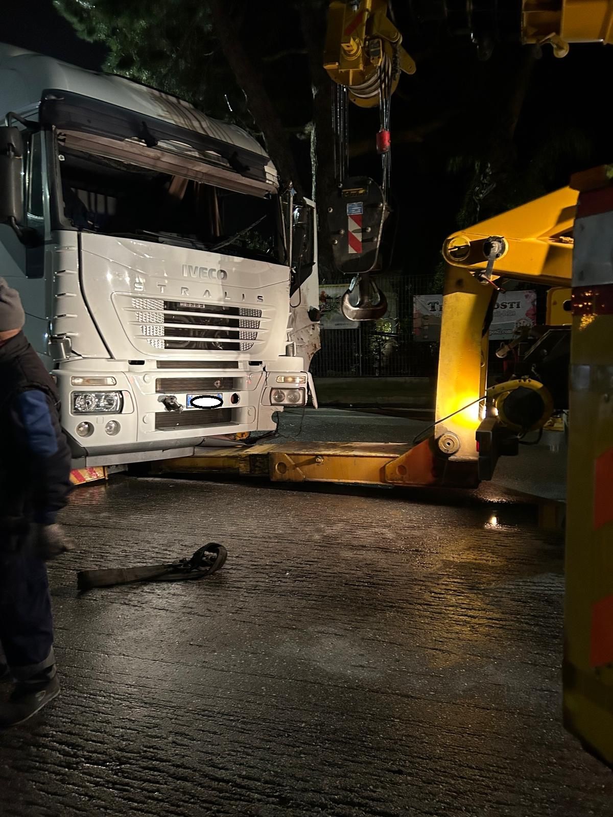 Le operazioni di recupero del tir ribaltato - foto di Francesco Manfuso