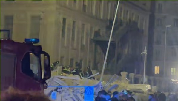 I vigili del fuoco al lavoro dove è crollata la palazzina a Bari