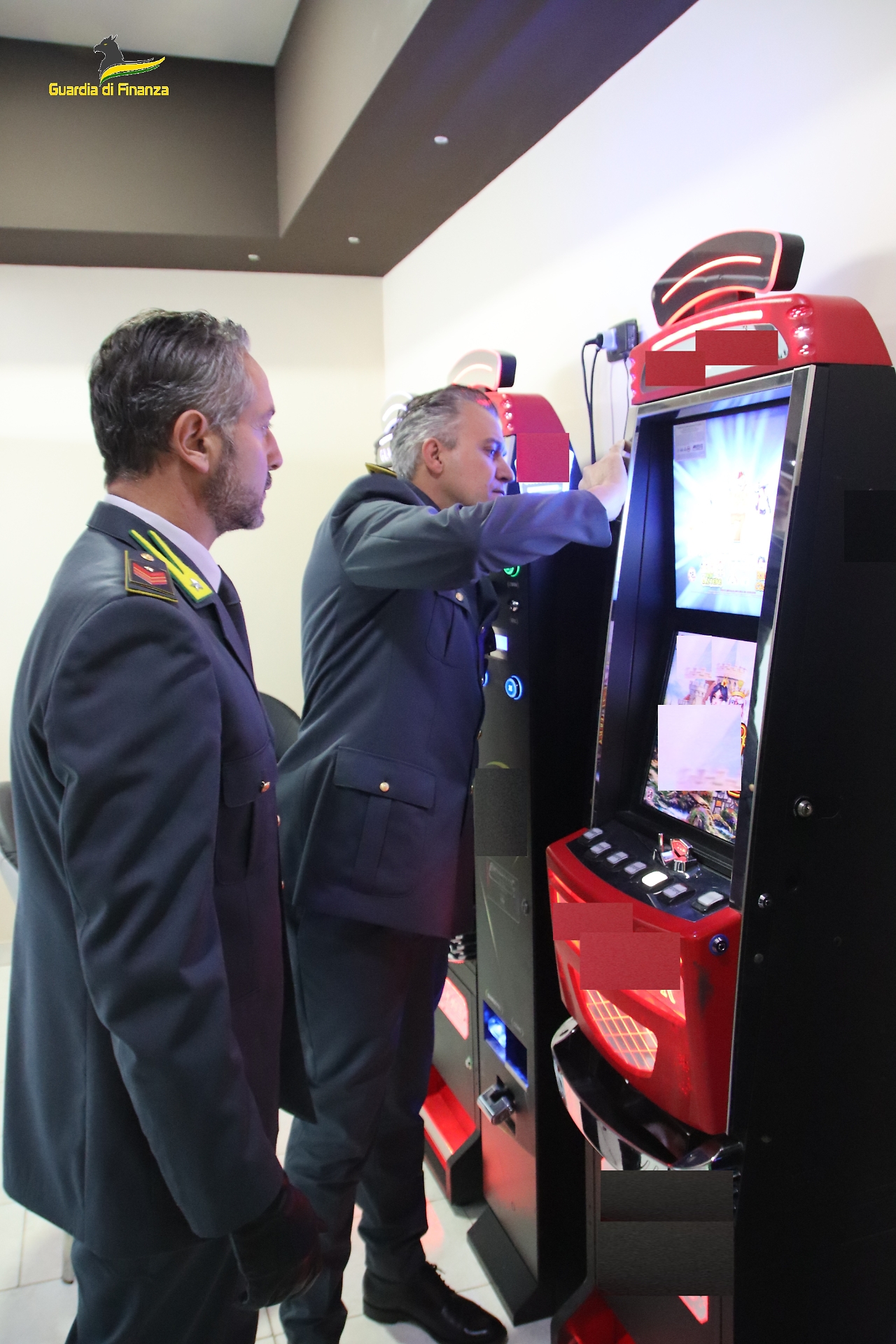 sequestrate 16 slot machine illegali in tre circoli