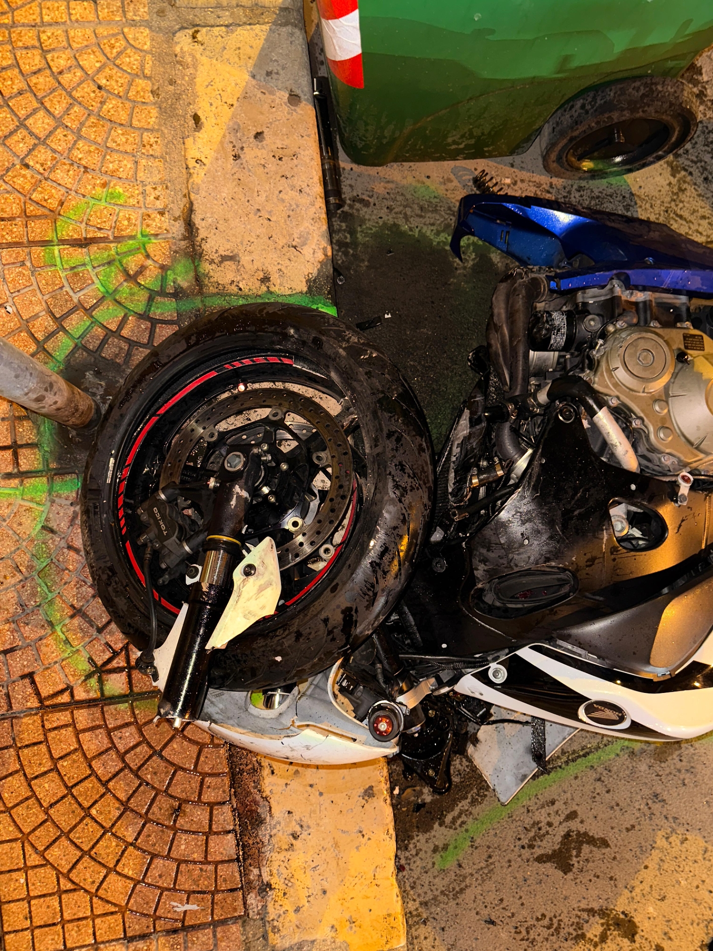 La moto dopo lo schianto - foto di Francesco Manfuso