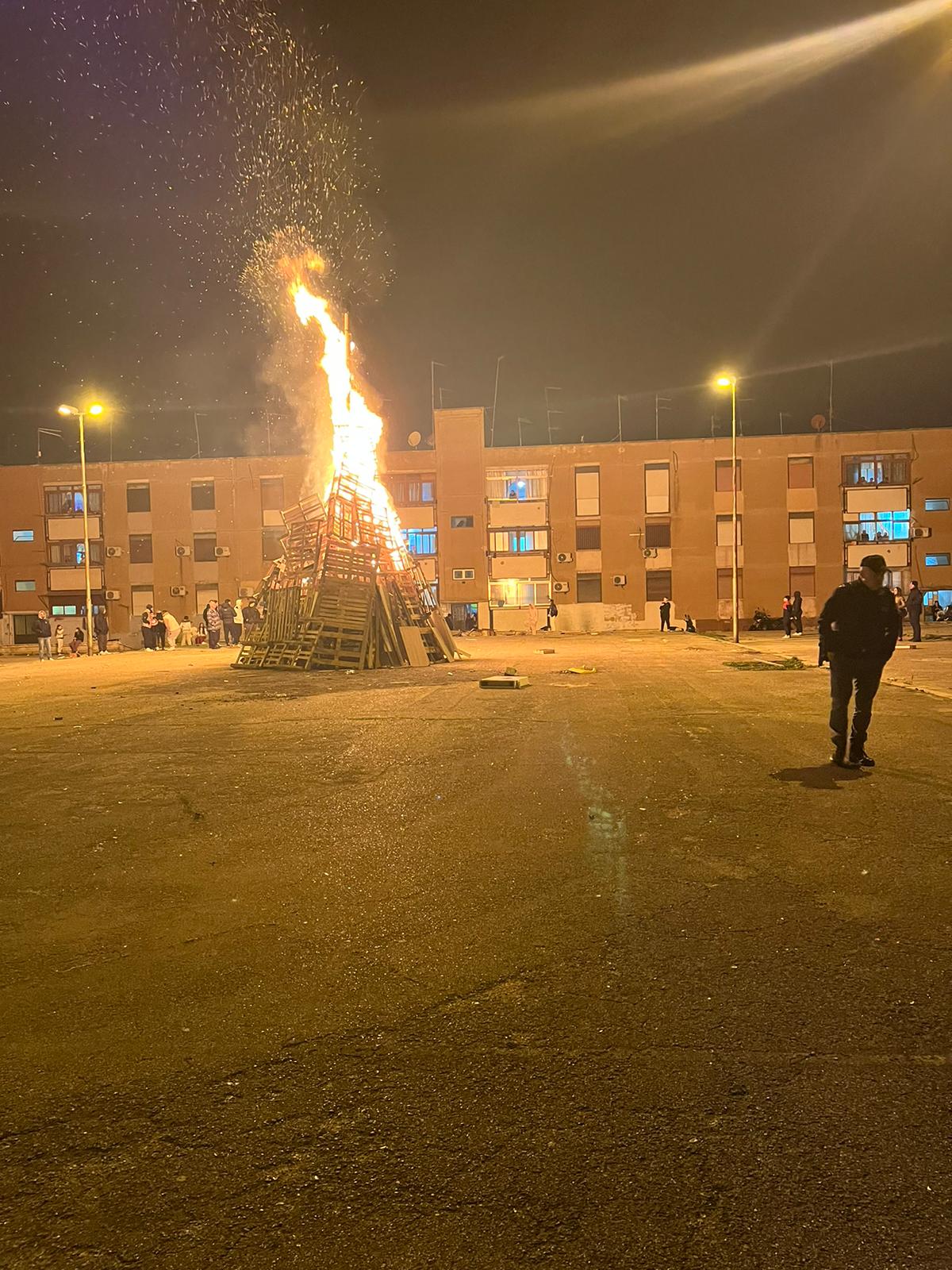 Polizia e Carabinieri vigilano sui falò di San Giuseppe ai Tamburi