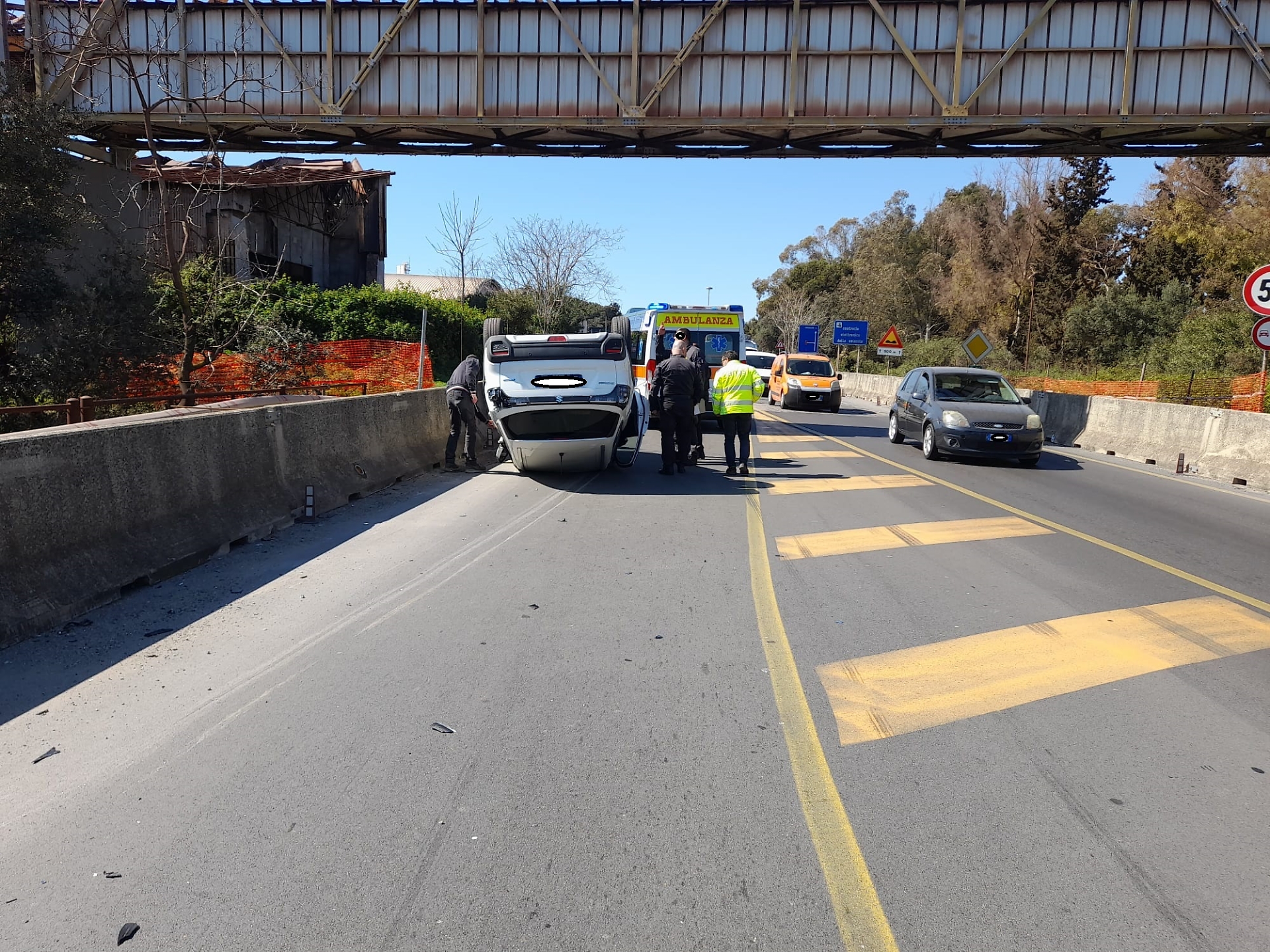 L'incidente allo svincolo per il Varco Nord del porto mercantile di Taranto - foto di Francesco Manfuso