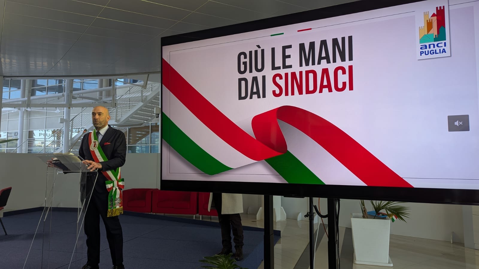 L'iniziativa "Giù le Mani dai Sindaci" a Bari