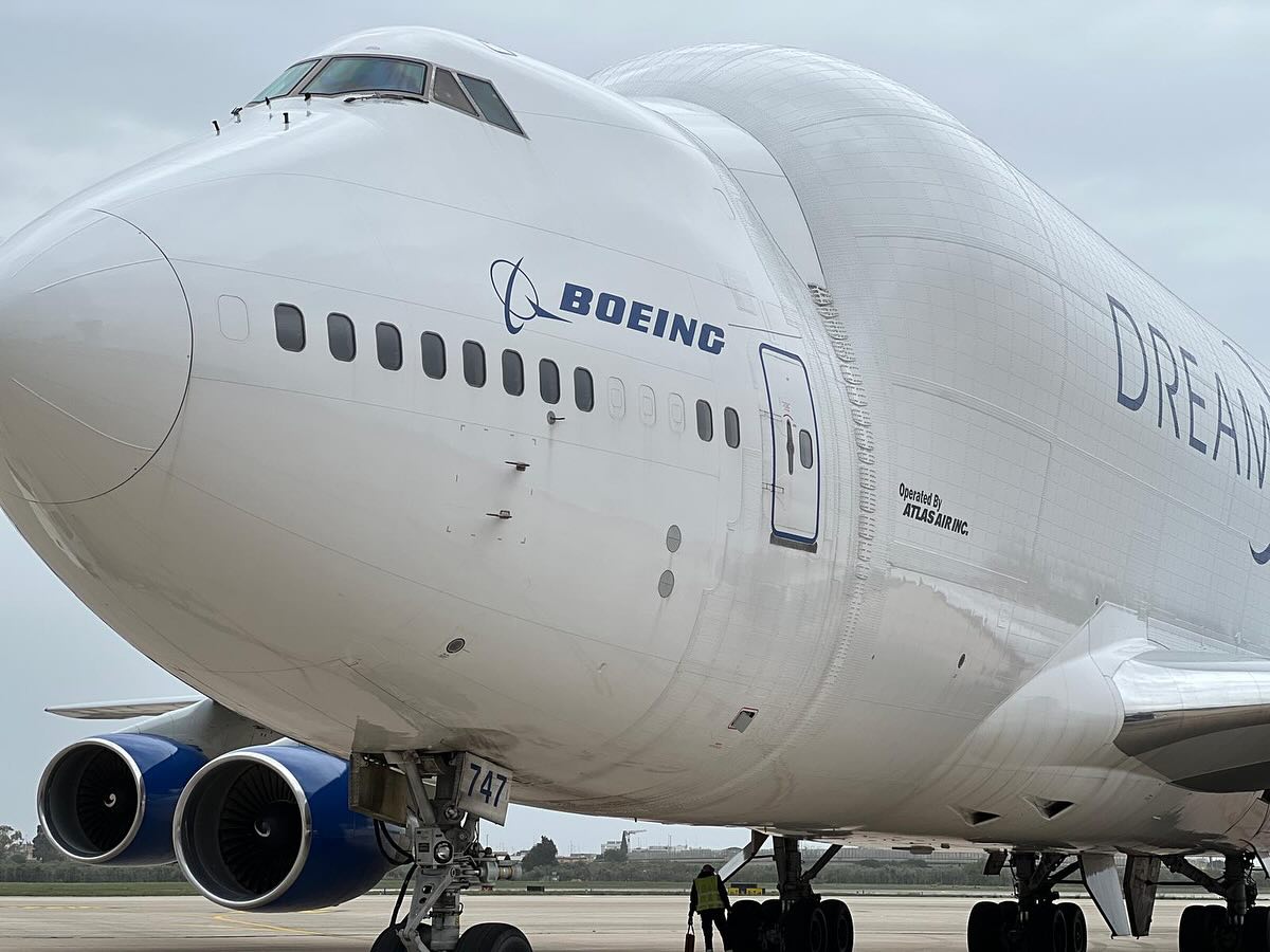 Il Dreamlifter atterrato all'aeroporto di Bari