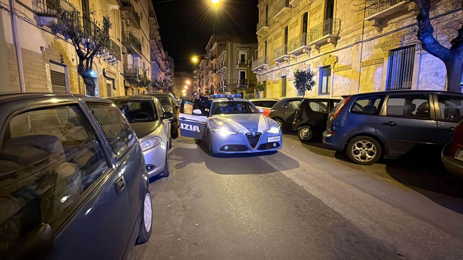L'arrivo della Polizia di Stato - foto di Francesco Manfuso