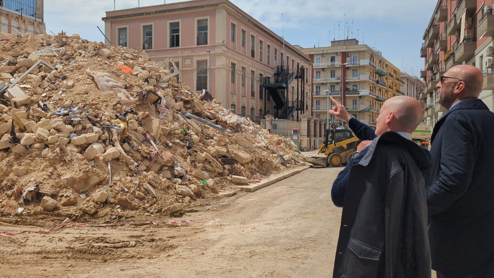 Avviata la rimozione delle macerie della palazzina crollata in via De Amicis a Bari 