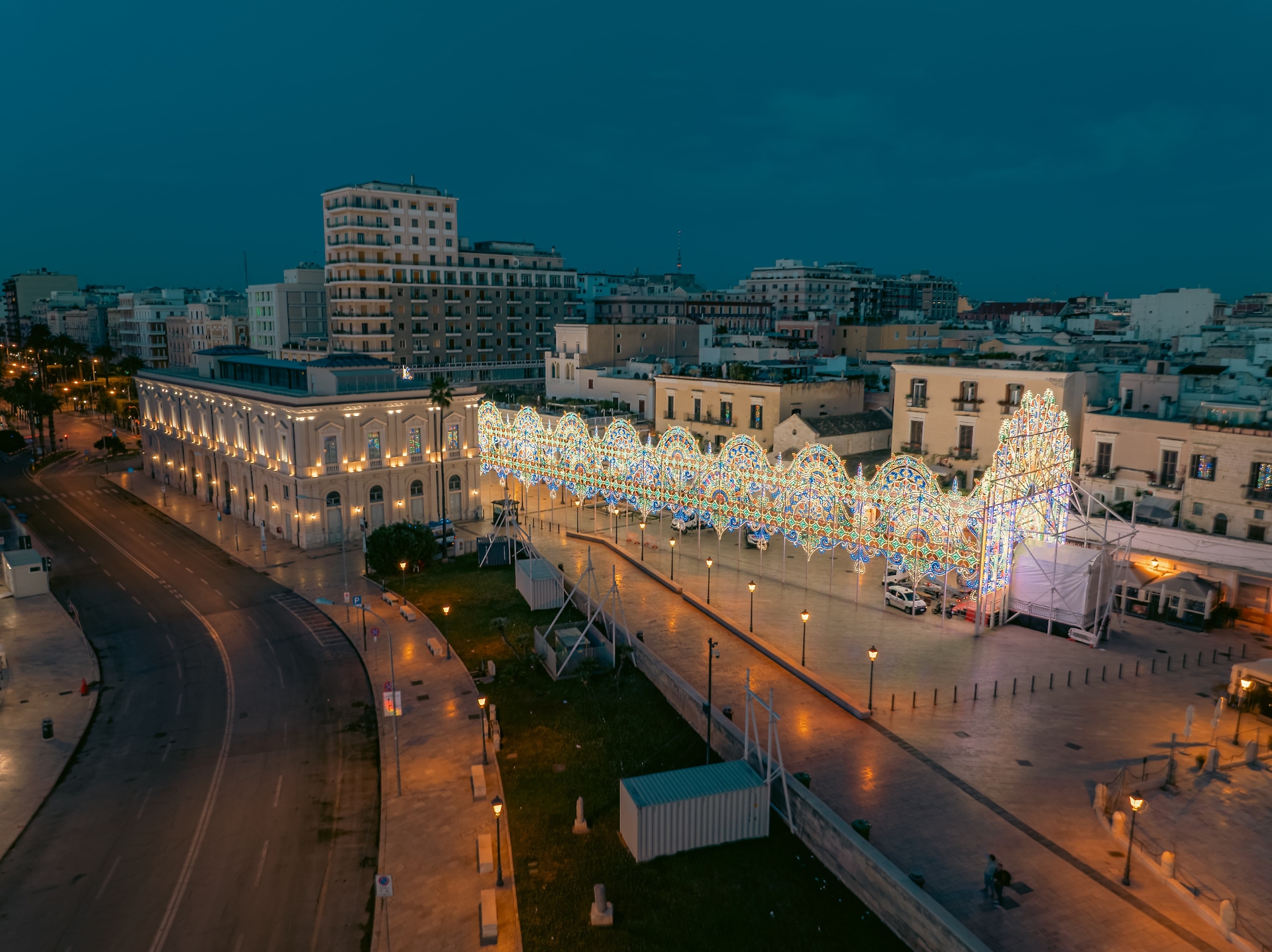 Le luminarie in piazza Del Ferrarese a Bari