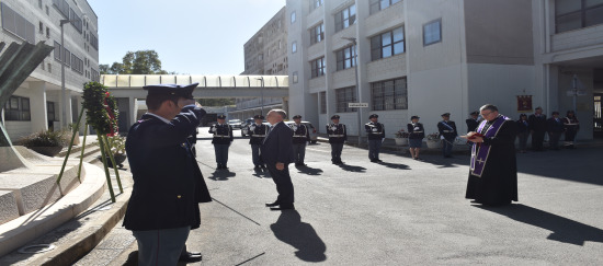 la deposizione di una corona d’alloro presso il monumento ai caduti della Polizia di Stato 