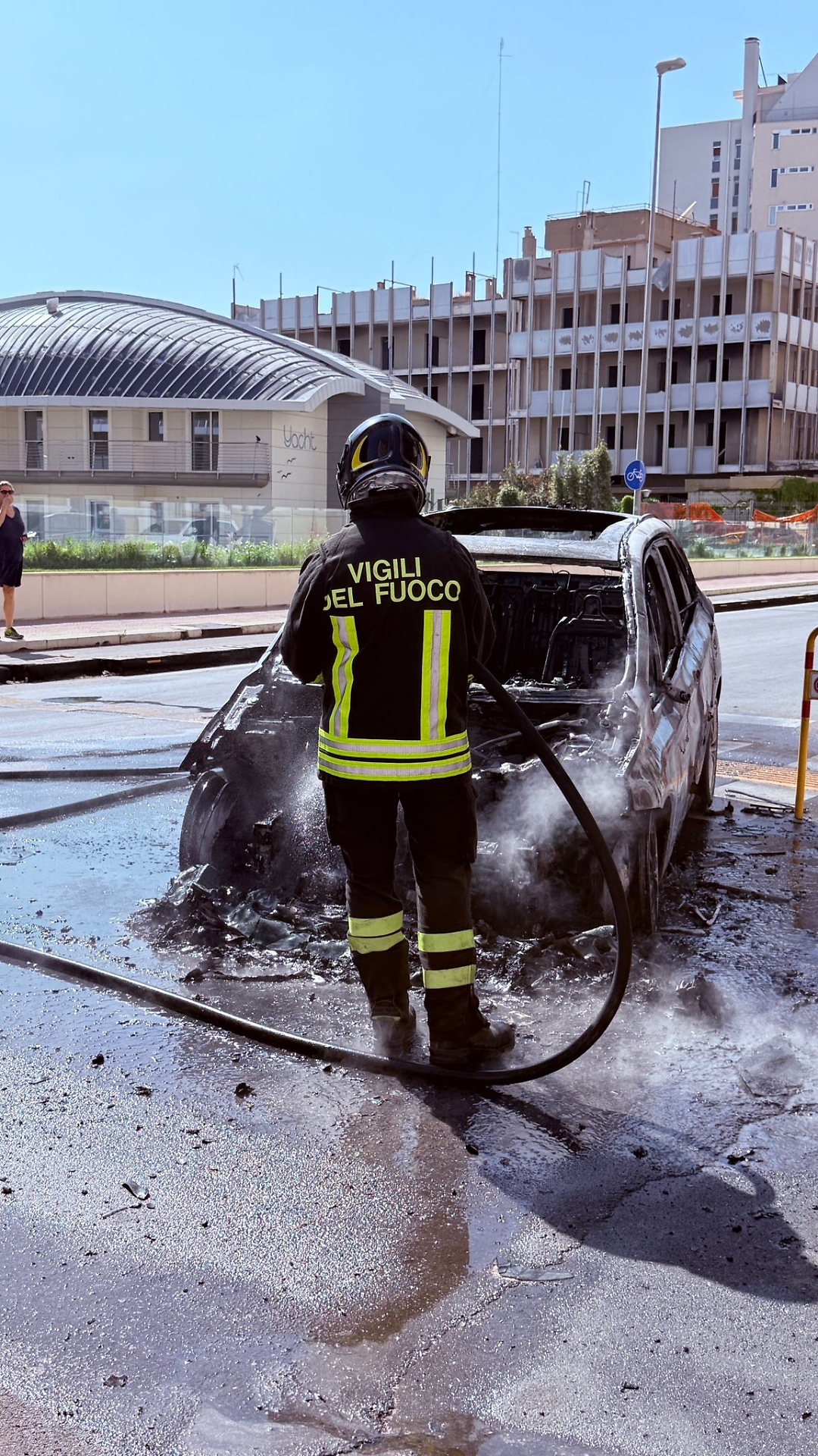 Le operazioni dei vigili del fuoco in viale Virgilio a Taranto - Foto di Francesco Manfuso